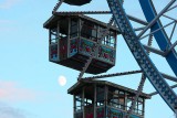 Riesenrad mit Mond